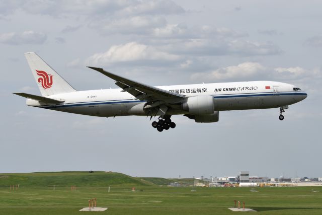 BOEING 777-200LR (B-2092) - 10-C 05-05-23