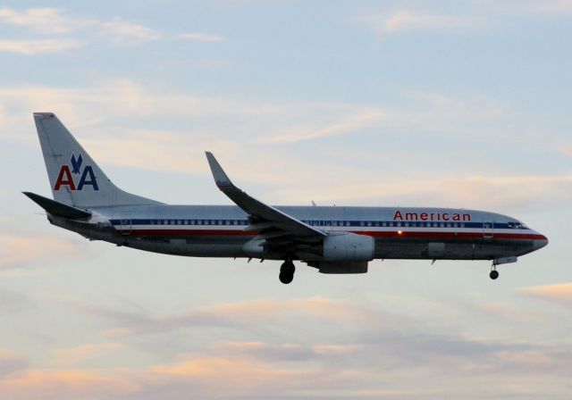 Boeing 737-800 (N945AN)