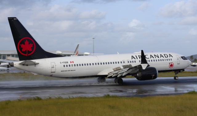 Boeing 737 MAX 8 (C-FSDB)