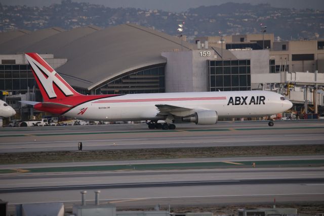 BOEING 767-300 (N317CM)