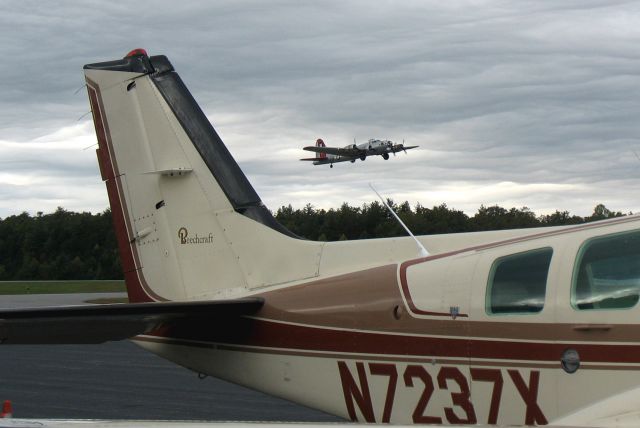 Beechcraft Baron (58) (N7237X) - One of RELIANT AIRs Barons. They sell the cheapest fuel on te Danbury (KDXR) airport!