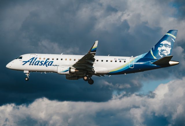 EMBRAER 175 (long wing) (N179SY)