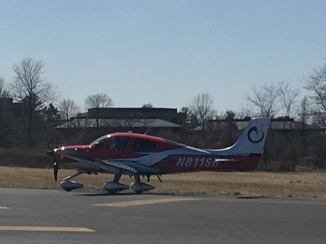 Cirrus SR22 Turbo (N811SB) - N811SB (S22T) arriving at Wings Field (KLOM)br /Photo Date: March 20, 2021