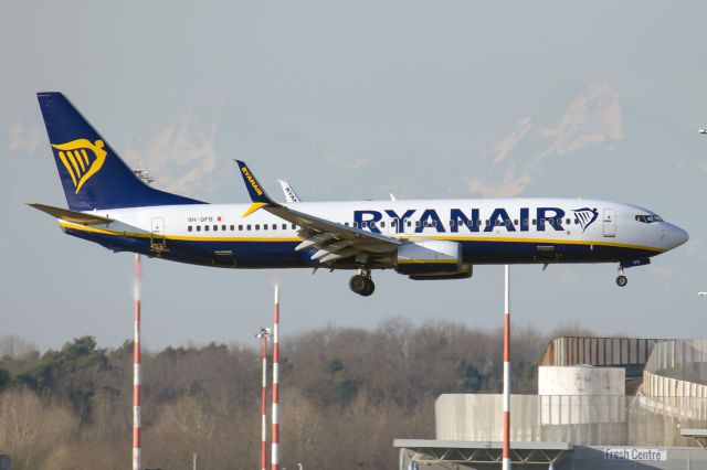 Boeing 737-700 (9H-QFB)