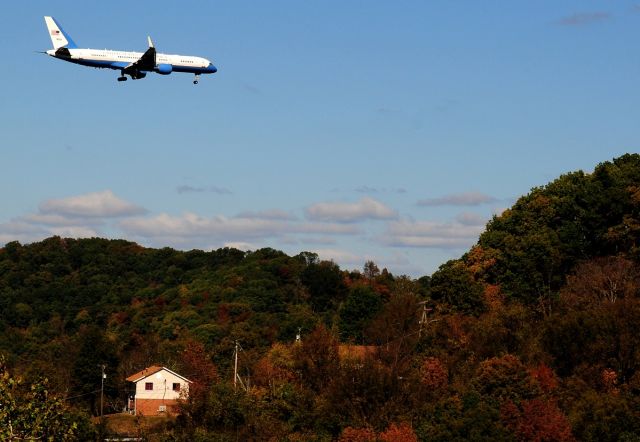 N80001 — - Landing at Yeager Airport