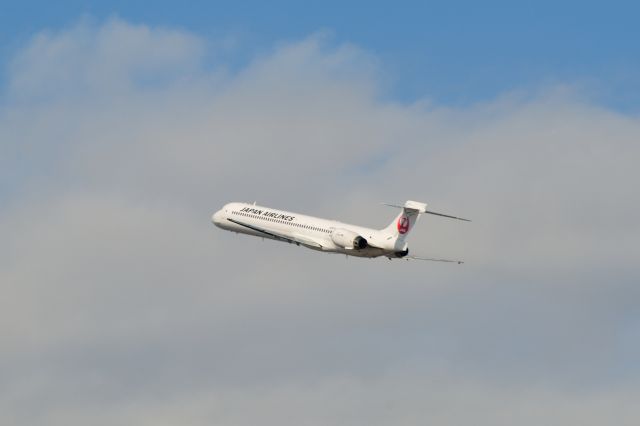 McDonnell Douglas MD-90 (JA8070) - 2012/12/26