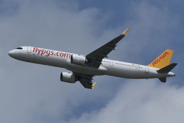 Airbus A321 (TC-RDB) - Flight PC1012 departing Cologne-Bonn's runway 32R for another ride to Istanbul-Sabiha Gokcen