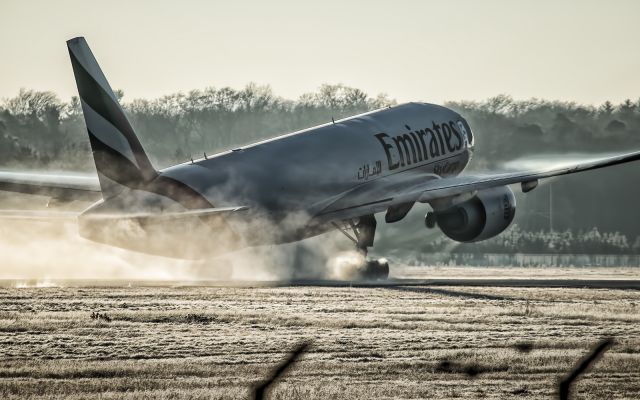 Boeing 777-200 (A6-EFI)