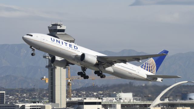 Boeing 777-200 (N780UA) - Departing LAX on 25R