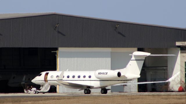 Gulfstream Aerospace Gulfstream G650 (N846CB) - Hangar bound is this 2017 Gulfstream 650ER in the Winter of 2020.