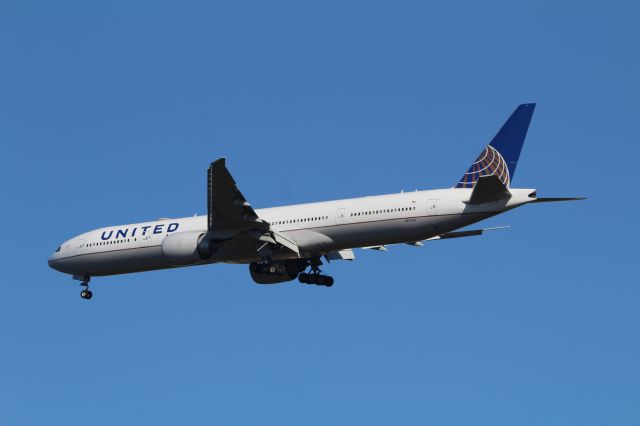 BOEING 777-300ER (N2747U)