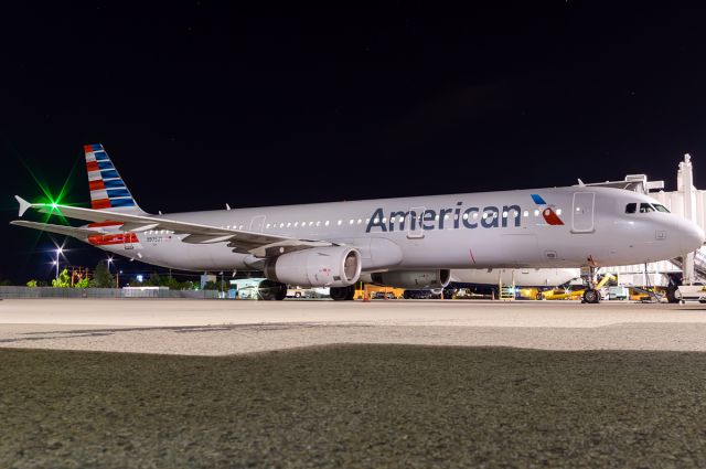 Airbus A321 (N975UY) - Look close and you can see the stars above. Full quality photo: a rel=nofollow href=http://www.airliners.net/photo/American-Airlines/Airbus-A321-231/2817247/L/&sid=3dc8945c801c08edb09238dcaa1cccdchttp://www.airliners.net/photo/American-Airlines/Airbus-A321-231/2817247/L/&sid=3dc8945c801c08edb09238dcaa1cccdc/a