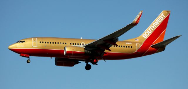 Boeing 737-700 (N711HK) - Landing 30L @ KSJC, 05-06-2012