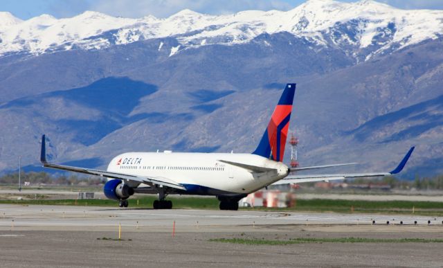 BOEING 767-300 (N198DN)