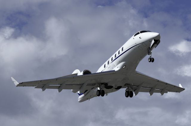 Bombardier Challenger 300 (N776CJ)