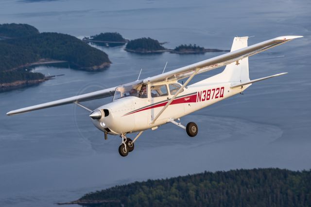 Cessna Skyhawk (N3872Q) - A2A over the San Juan Islands in Washington State