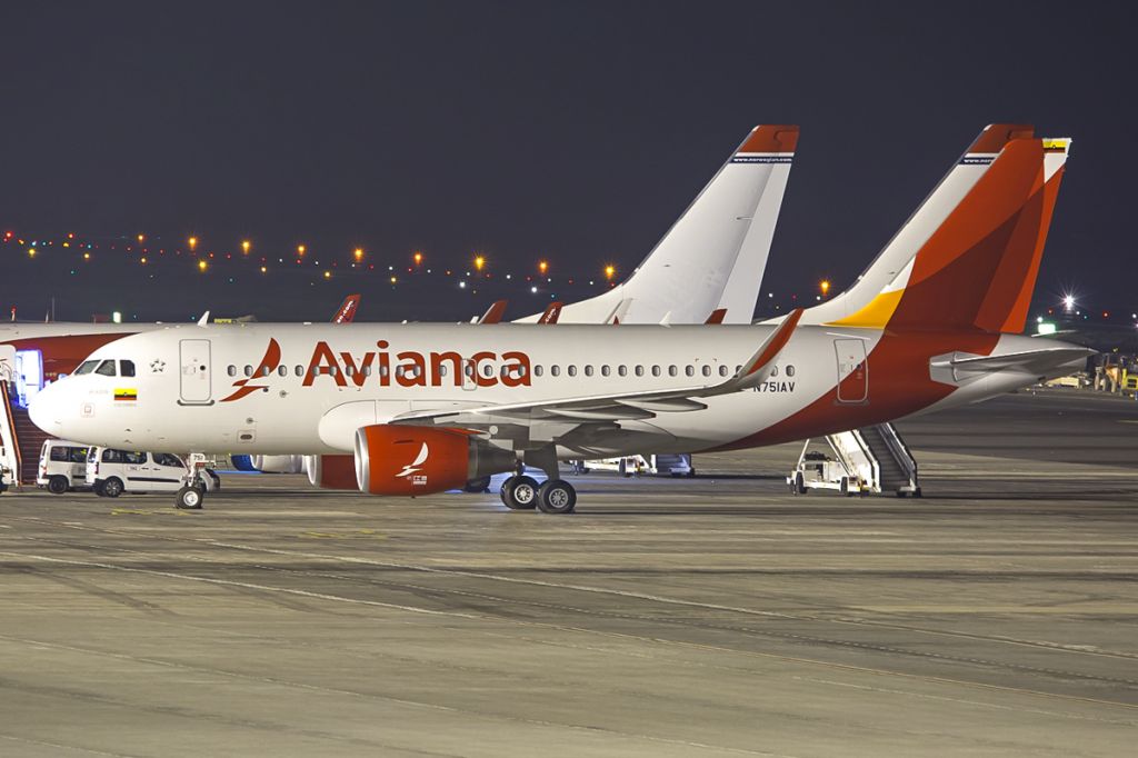 Airbus A319 (N751AV) - Tenerife Surbr /Technical sclae in Tfe.