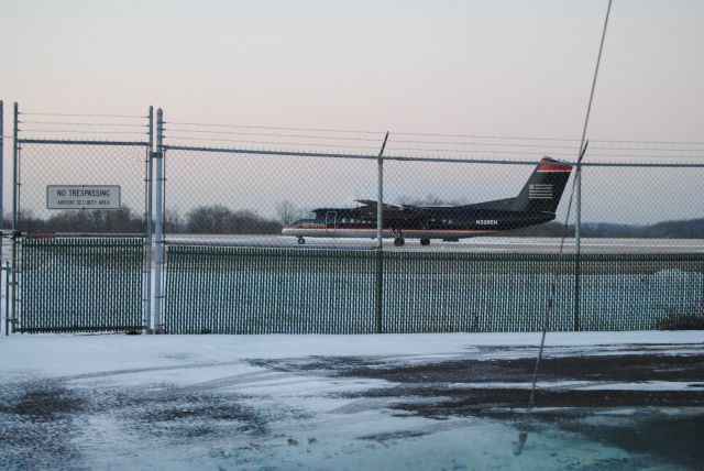 de Havilland Dash 8-300 (N326EN) - Taxing to RWY30 at Huntington Tri-State (KHTS)