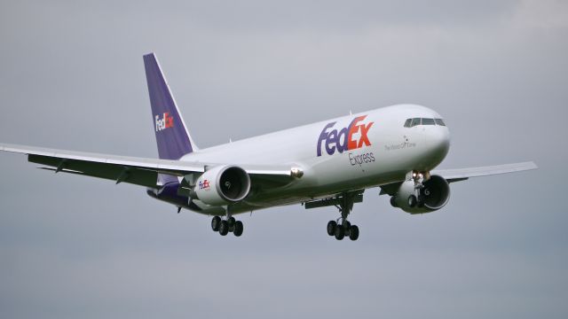 BOEING 767-300 (N121FE) - BOE572 on final to Rwy 16R to complete a B2 flight on 5/22/15. (ln 1082 / cn 43545).