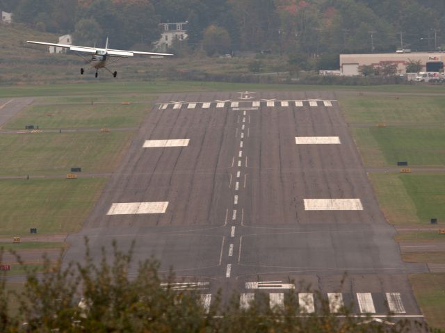 Cessna 152 (N6377B) - Landing RW26.
