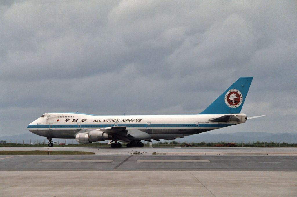 BOEING 747SR (JA8147) - Taxing at Okinawa-Naha Intl Airport on 1988/03/20