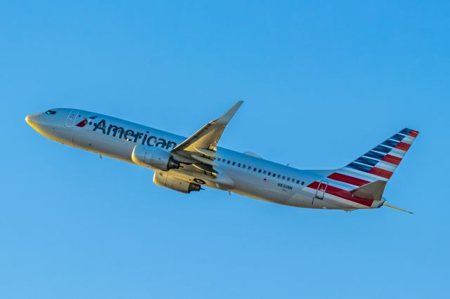 Boeing 737-800 (N930NN) - American Airlines 737-800 taking off from PHX on 10/11/22. Taken with a Canon 850D and Tamron 150-600mm G2 lens.