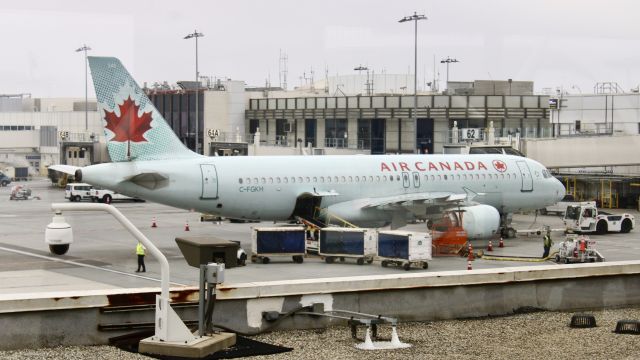 Airbus A320 (C-FGKH)