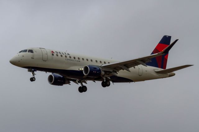 Embraer 175 (N269SY)
