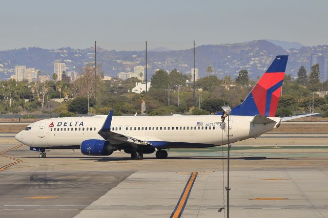 Boeing 737-800 (N3752)