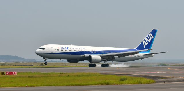 BOEING 767-300 (JA8677)