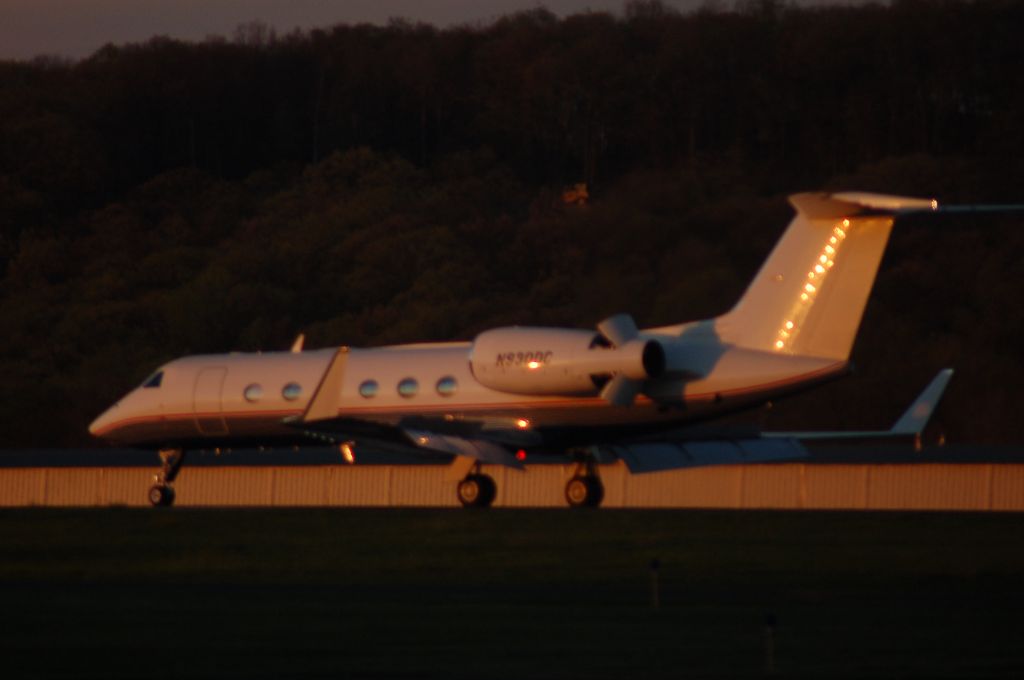 Gulfstream Aerospace Gulfstream IV (N930DC) - Gulfstream G450 applying reverse at KOXC