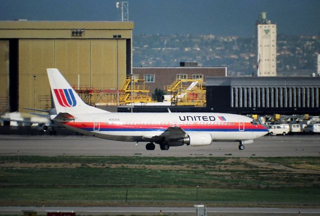 BOEING 737-300 (N353UA) - KDEN - Stapleton view Aug 1989  UAL 737 rolling to the north runways - 1000mm lens Celstron C-90 shot.