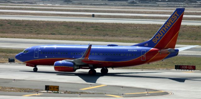 Boeing 737-700 (N202WN) - Taxiing to gate