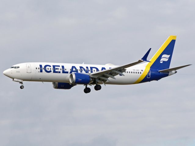 Boeing 737 MAX 8 (TF-ICY) - Landing on RWY22L