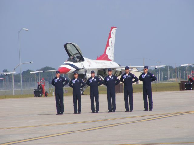 Lockheed F-16 Fighting Falcon — - Thunderbirds preparing for their performance at Wings Over Whiteman 2010