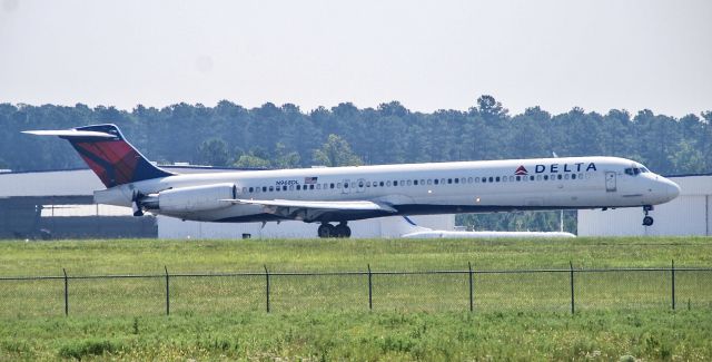 McDonnell Douglas MD-88 (N968DL) - Slowing down!