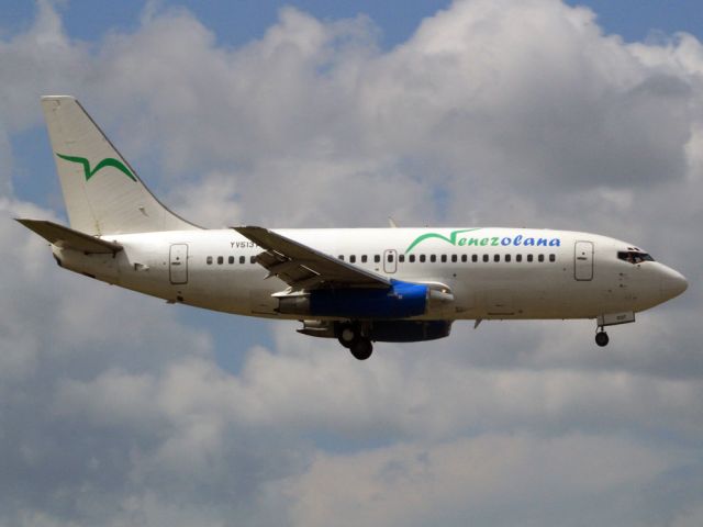 Boeing 737-200 (YV-513T)