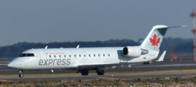 Canadair Regional Jet CRJ-200 (C-GQJA)