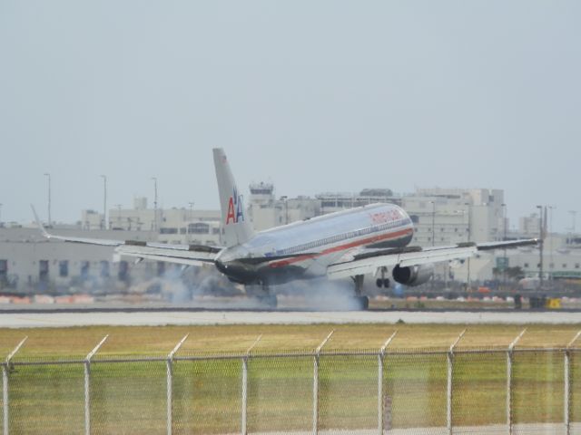 Boeing 757-200 (N642AA)