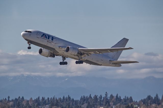 BOEING 767-200 (N739AX)