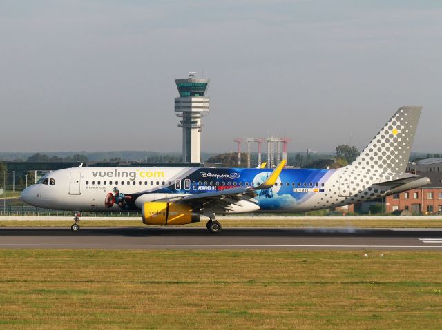 Airbus A320 (EC-MYC) - Passerelle spotter 07R-25L. From Barcelone El Prat LEBL.