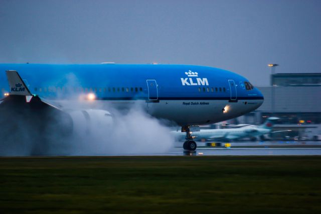 Boeing MD-11 (PH-KCE) - Last KLM Md-11 landing at Montreal on runway 24R