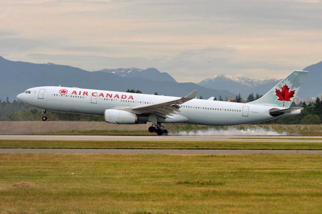 Airbus A330-300 (C-GHKW)