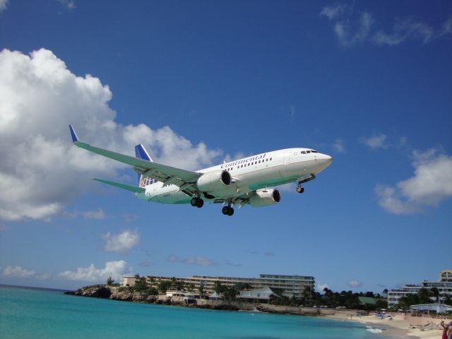 Boeing 737-700 (N16713)