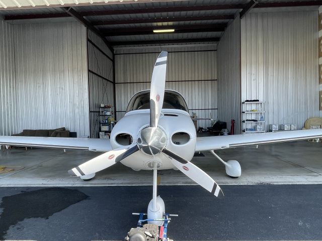 Cirrus SR-22 (N724SR)