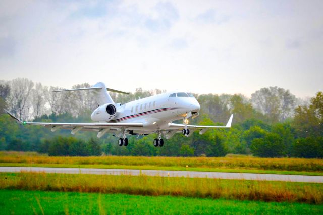 Canadair Challenger 350 (N743QS)