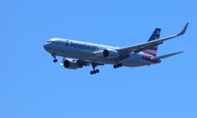 BOEING 767-300 (N396AN) - Shown here is an American Airlines Boeing 767-300 in the Summer of 2018.