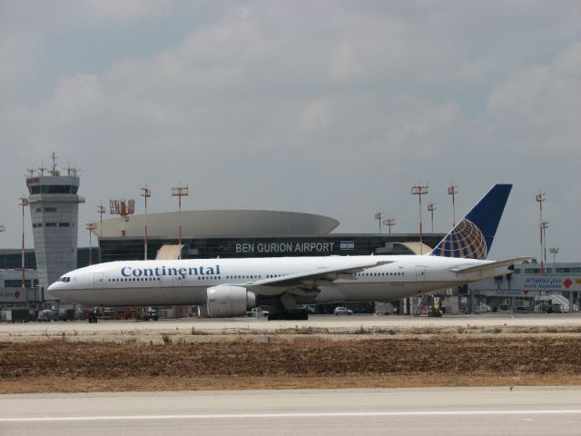 Boeing 777-200 (N77012) - Taxing to the runway before taking off.