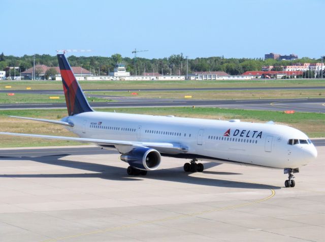 BOEING 767-400 (N826MH)