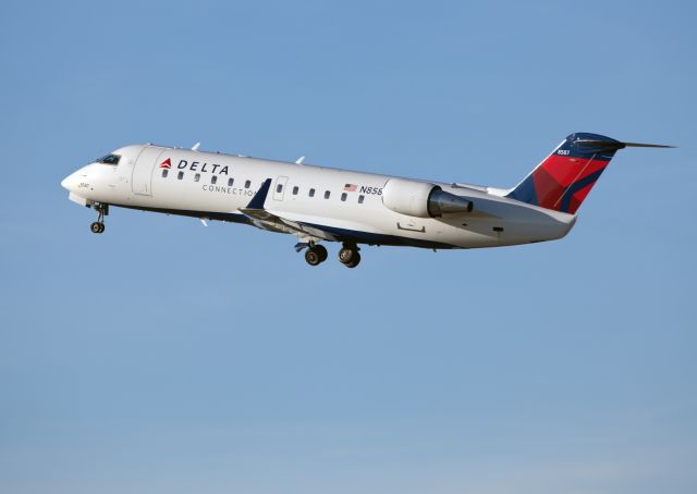 Canadair Regional Jet CRJ-200 (N8587E) - Take off RW10.